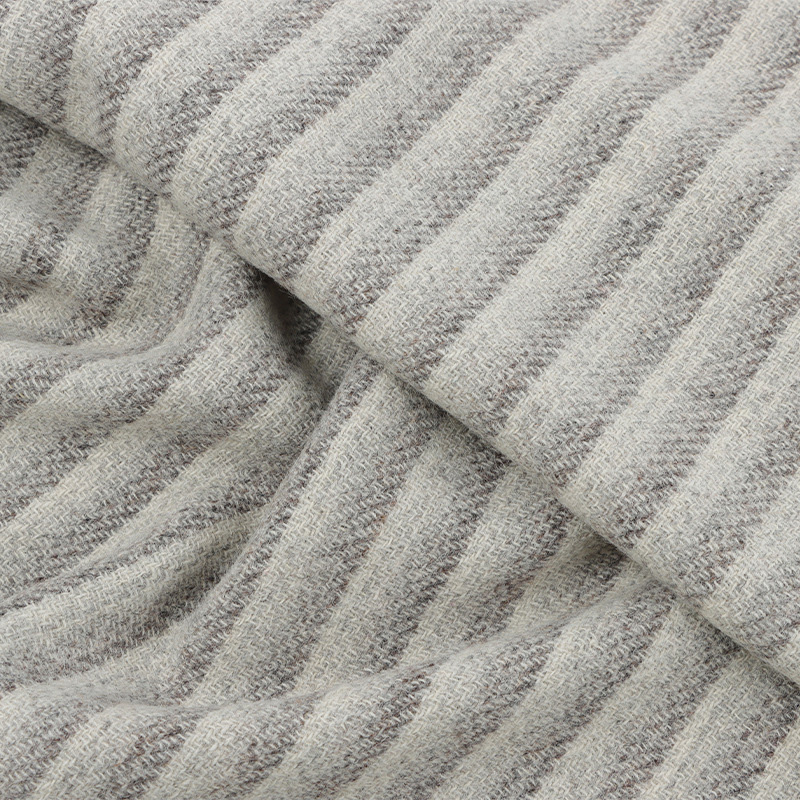 Vizuális kiterjesztésű függőleges csíkos kendő