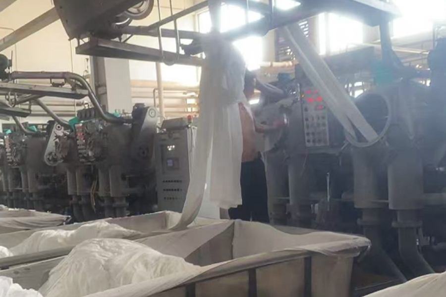 Festés gyári gyártási szürke ruha a hengerbe